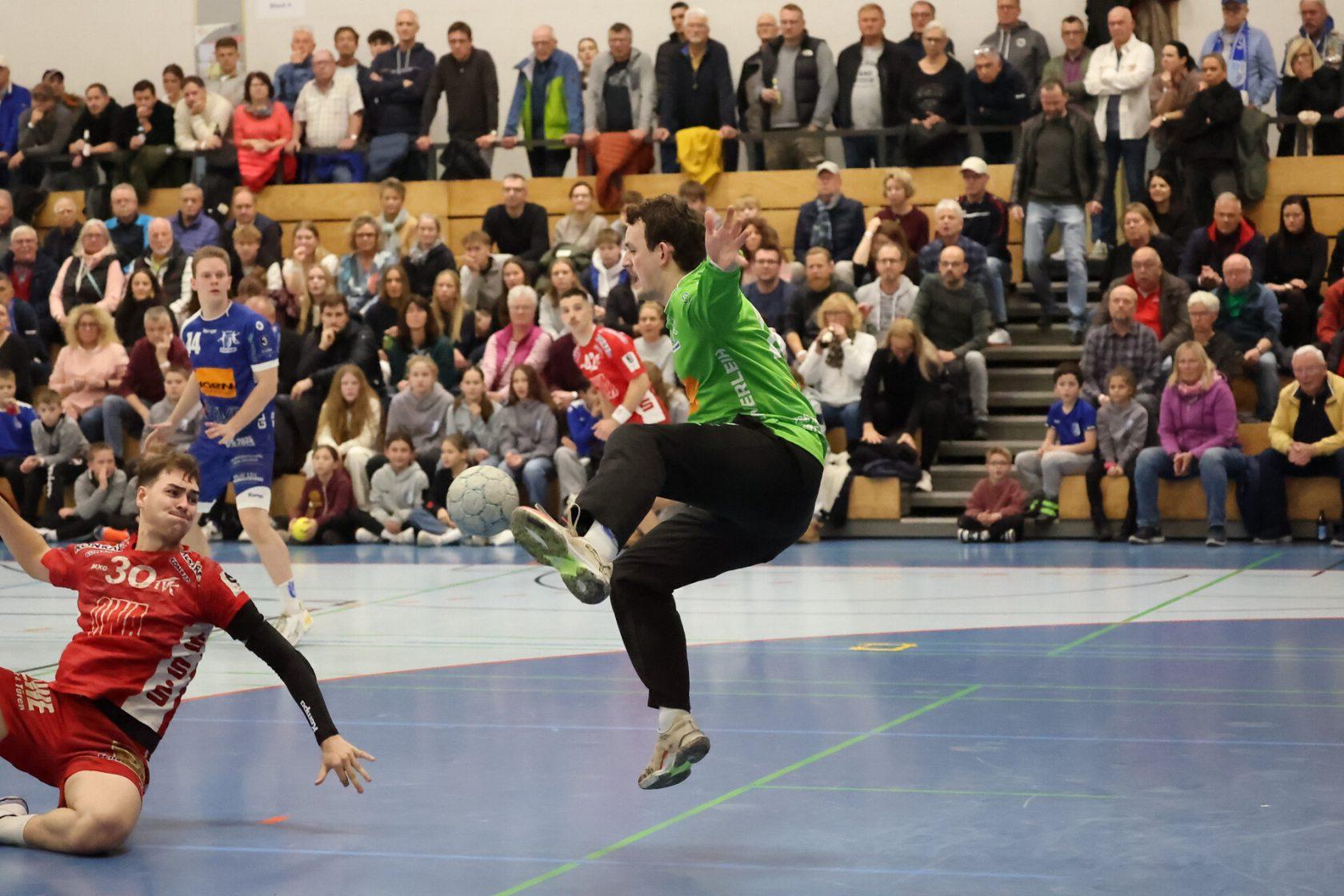 Der überragende Fin Welkenbach pariert einen Wurf aus nächster Nähe