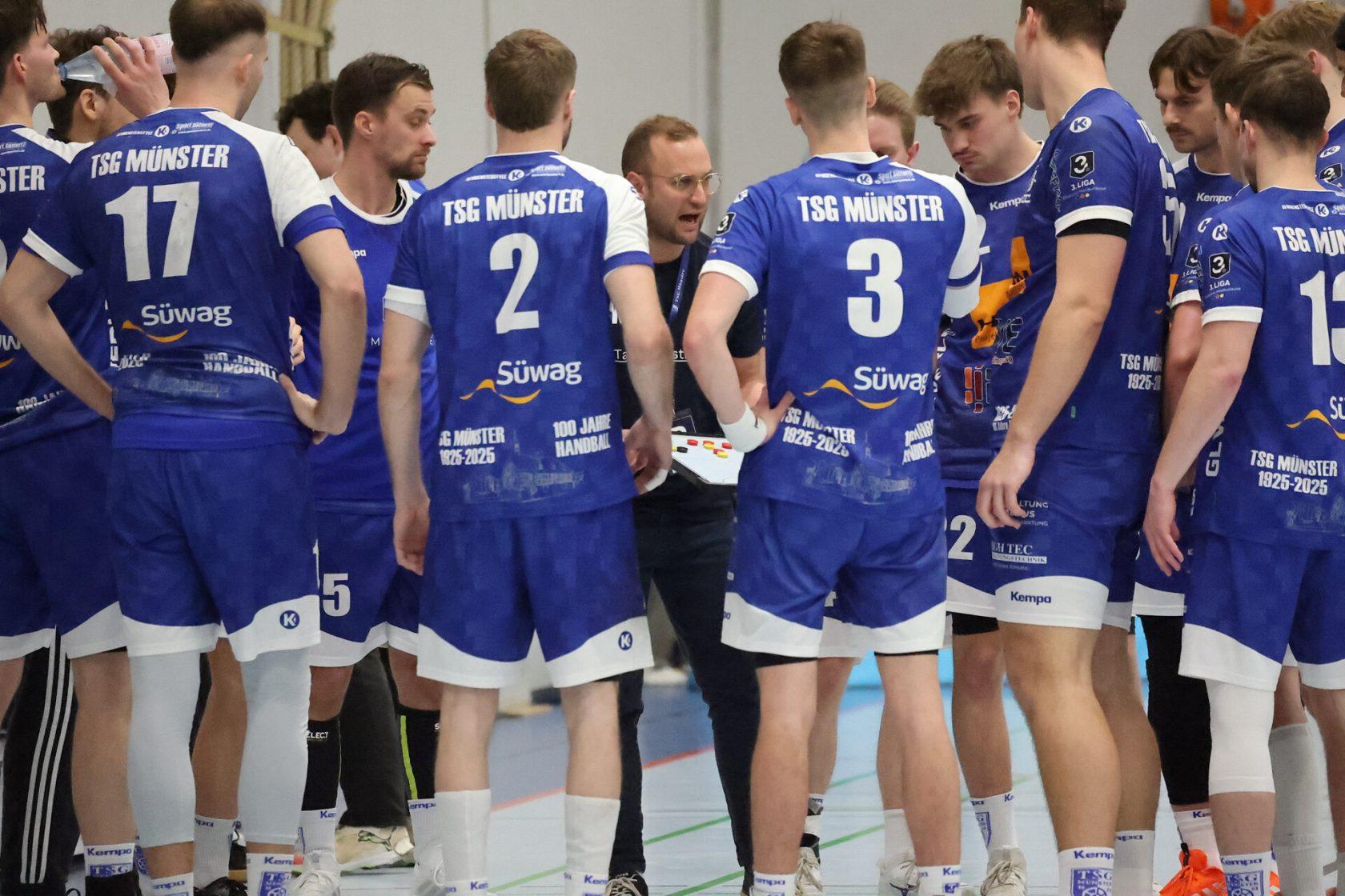 Die Vorgabe von 20 Punkten hat seine Mannschaft bereits zum Ende der Vorrunde übertroffen - Münsters Trainer Daniel Wernig im Kreise seines Teams